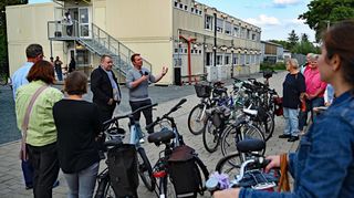 Zur gemeinsamen Radtour von CDU und Grünen begrüßten Alexander Löffelholz (Mitte) und Matthias Schimpf die Teilnehmer. Start war in der Lagerhausstraße.