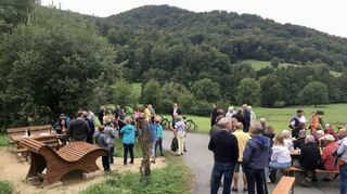 Der Ortsbeirat Gronau weihte jetzt einen Rastplatz mit Sitzgruppe und Liegebank ein. Der Rastplatz liegt malerisch im Talkessel (hinten der 396 Meter hohe Eichelberg), bietet bei guter Sicht einen Blick bis zum Pfälzer Wald.
