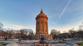 Der Wasserturm, wie ihn die Mannheimer lieben, mit all seinen neobarocken Verzierungen.