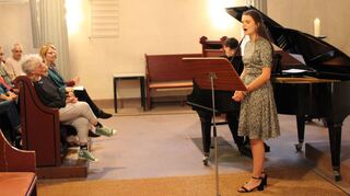 Rund 100 Besucher waren zum Life-Klassik-Konzert in der evangelischen Kirche gekommen. Das Publikum war begeistert von Emma Kindingers beeindruckender Sopran-Stimme und Mathieu Bechs virtuosem Klavierspiel.