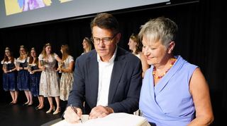 Hessens Ministerpräsident Boris Rhein verewigte sich während des Empfangs der Ehrengäste im Goldenen Buch der Stadt Bensheim.