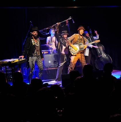 Les Clöchards zogen viel Publikum an. Vor der Bühne wurde getanzt.