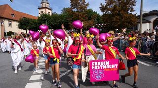 Pretty in Pink: Farbenfroh und zahlreich waren die Aktiven der Bensheimer Frauenfastnacht – samt närrischem Nachwuchs – beim Winzerfestumzug vertreten, der sich bei bestem Spätsommerwetter durch Bensheim schlängelte.