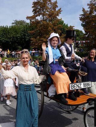 Zum historischen Gefährt gehört die passende Tracht.