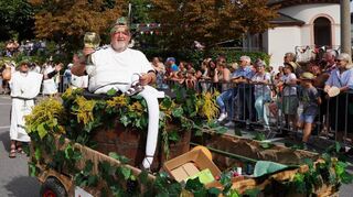Göttliche Ringer: Die Mitglieder des KSV Bensheim hatten sich stilecht ins Schale geworfen. Da hätte selbst Bacchus vermutlich keine Einwände gehabt.