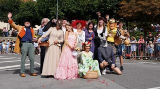 Die Straße zur Bühne gemacht: Das Ensemble des PiPaPo-Theaters setzte sich gekonnt in Szene.