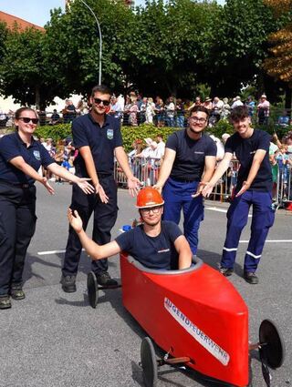 Blitzschnell ist die Jugendfeuerwehr im roten Flitzer unterwegs.