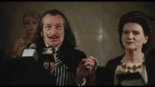 Ben Kingsley als Salvador Dalí und Barbara Sukowa als Gala in einer Szene des Films „Dalíland“.