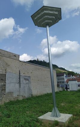 Auf einer Brachfläche nördlich des Parkhofs hat die Stadt Heppenheim ein hohes Zuhause als Unterschlupf für Mauersegler errichten lassen. Die Vögel wurden auch schon gesichtet.