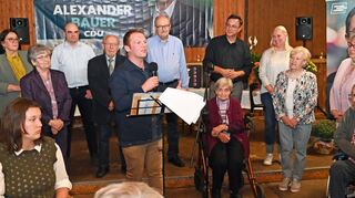 Der Lorscher CDU-Vorsitzende Alexander Löffelholz (mit Mikro) würdigte beim Sommerfest die Leistungen langjähriger Christdemokraten. Urkunden gab es für 25- und 40-jährige Mitgliedschaft. Für 50-jährige Zugehörigkeit zur Partei wurde Heinrich Ludwig ausgezeichnet (5.v.l.).