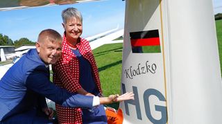 Auf dem Segelfluggelände tauften Bensheims Bürgermeisterin Christine Klein und der Vize-Bürgermeister der polnischen Partnerstadt Klodzko, Sebastian Nowak, ein Segelflugzeug auf den Namen Klodzko.