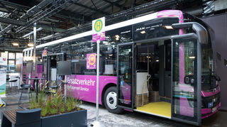 Mit Bussen dieses Typs will die Bahn im nächsten Jahr den Ersatzverkehr auf der Riedbahn fahren. Im Bus gibt es auch eine Toilette.