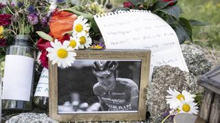 Der Schweizer Gino Mäder verstarb am 16. Juni 2023. Am Unglücksort am Albula-Pass erinnern Blumen, Briefe, Kerzen und ein Foto an den Radprofi.