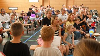 Erstmals fanden die Schulaufnahmefeiern in der Wingertsberg-Sporthalle statt. 132 Erstklässler wurden dort gestern begrüßt.