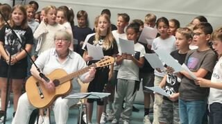 Der Schulchor unter Leitung von Birgit Grüner sorgte mit einem Känguru-Lied für gute Laune bei den Besuchern der Siemens-Schule.