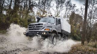 Der Mercedes-Benz Zetros 1745 4x4 mit Pritsche. Die Lieferung an die Ukraine umfasst ähnliche Fahrzeuge.