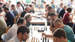 Einen Teilnehmerrekord verbuchte die SG 31 Bensheim beim Active Chess Open; vorn rechts Lokalmatador Manuel Simmrock.