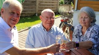 Bürgermeister Gerhard Glanzner (links) stieß mit Gerhard Gottwald und dessen Frau Hildegard auf den runden Geburtstag an.