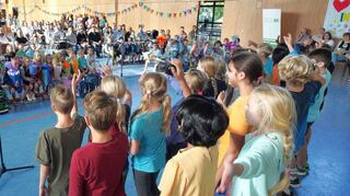 Die neuen Grundschüler wurden bei den beiden Einschulungsfeiern von den älteren Jahrgängen mit einem Lied begrüßt.