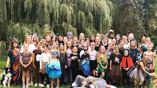 36 Teilnehmer waren bei der Voltigier-Freizeit des Schwanheimer Reitvereins Lindenhof auf Gut Dankerode dabei. Ein Höhepunkt war die Freizeit-Olympiade, bei der sich die Kinder und Jugendlichen kostümieren konnten.