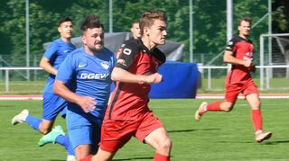 Die Tvgg Lorsch (rote Trikots) schoss sich mit dem 3:1-Sieg beim SC Olympia (re. Dustin Koob im Laufduell mit Jannik Miadok) warm fürs Spitzenspiel gegen Fürth.