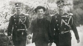 Stolz lächelnd lässt sich Luigi Lucheni von der Polizei abführen.