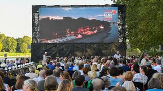 Besucher auf dem Gelände des Festivals des deutschen Films in Ludwigshafen.