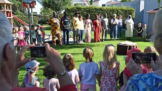 Die Kindergartenkinder sangen im Außenbereich für die Gäste „Bruder Jakob“ auf Deutsch und Französisch, die Gäste überreichten der Leiterin Jennifer Schaller einen Brief des Leiters der Partnerkita in der Stadt Garango.