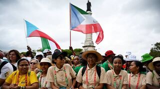 Pilger warten auf den Papst, der im Rahmen des Weltjugendtages die portugiesische Hauptstadt besucht.