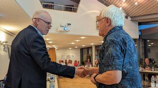 Der Vorsitzende der Gemeindevertretung, Helmut Adam (rechts), verpflichtet Bürger-meister Andreas Heun für seine zweite Amtszeit.