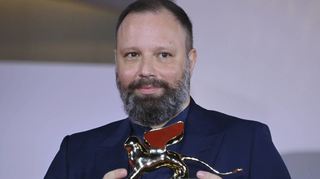 Giorgos Lanthimos, Filmregisseur aus Griechenland, hält den Goldenen Löwen für den besten Film „Poor Things“ bei der Abschlusszeremonie der 80. Ausgabe der Filmfestspiele von Venedig in Händen.