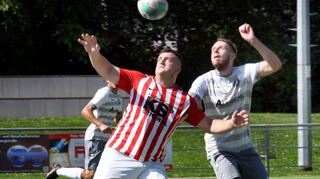 Fokussiert haben Marcel Schwerdt (li./SG Auerb./Bensh. II) und Lukas Fiege von der SG Lindenfels/Winterkasten den Ball im Blick.