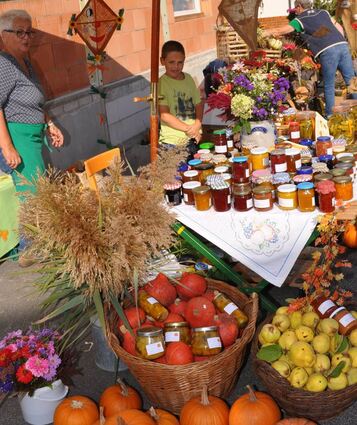 Farbenfroh präsentieren sich die Marktstände, hier der von Irene Scharf im Jahr 2018, die selbst hergestellte Konfitüren anbot.