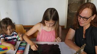 Konzentriert bei der Sache: Elise und Lilli mit Gabriele Schmitt beim Malen.