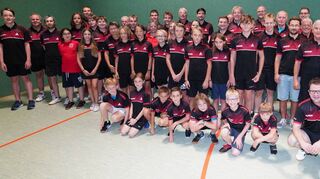 In ihren neuen Spieltrikots präsentierten sich die Tischtennis-Mannschaften der TSV Auerbach beim erstmals stattgefundenen Saison-Opening.