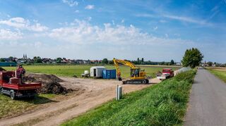 Zwischen Fehlheim und Schwanheim wird ein Reiterhof gebaut.