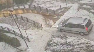 Nach einem heftigen Hagelschauer mutet dieser Parkplatz in Worms winterlich an. Eine kräftige Unwetterzelle hatte die Stadt und das Umland am Dienstagabend schwer getroffen.