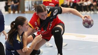 Verbissen: So wie zuletzt in Buxtehude müssen die Flames – hier Isabell Hurst (re.)– gegen den THC mit einem erbitterten Widerstand der Gegnerinnen rechnen.