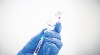 Auch der neue Corona-Impfstoff von Biontech wird zunächst in Fläschchen mit sechs Dosen ausgeliefert, weshalb der Deutsche Hausärzteverband im bevorstehenden Herbst wieder einen großen organisatorischen Aufwand befürchtet.