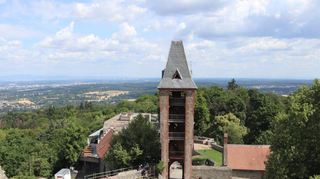 Vom Wohnturm der Ruine Frankenstein bietet sich dem Besucher ein grandioses Panorama. In der Bildmitte der gotische Torturm, rechts davon die Kapelle.