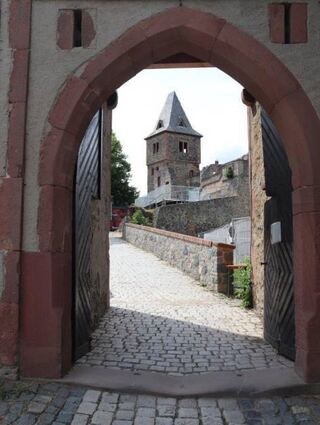 Blick durch das Portal des Torturms auf die Oberburg mit Wohnturm, rechts das Grabmal für Ludwig und Katharina von Frankenstein in der Burgkapelle.