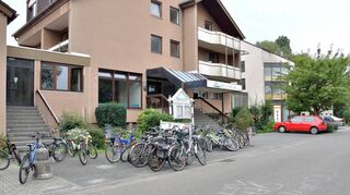 Der rechte Gebäudetrakt des ehemaligen Bruchseehotels wird für Flüchtlinge genutzt. Links davon der Teil wird vom Kreis wohl auch für Seminare genutzt.