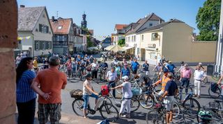 Stadtverordnetenvorsteherin Christiane Ludwig-Paul (l.) begrüßte die Teilnehmer der Grenzfahrt. Start für die Radler war an der Königshalle.