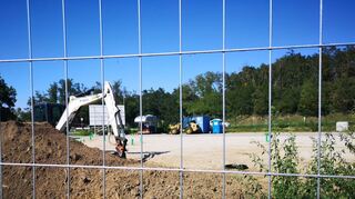 Im Daubhart II ging es zu den neuen Baustellen, etwa dem künftigen Gewerbehof (links). Unter anderem soll dort auch ein Rettungswagen stationiert werden, freut man sich in Lorsch.