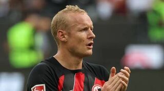 Ein Eintracht-Trikot, wie es hier Sebastian Rode trägt, wird in Lautern verlost.