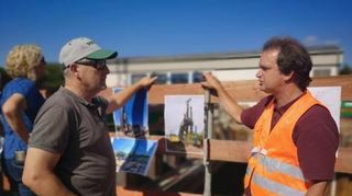 Andreas Stolz (r.) informierte über das Hebewerk.
