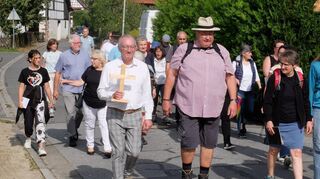 Die evangelischen Kirchengemeinden Lindenfels, Schlierbach und Fürth feierten einen „Gottesdienst auf dem Weg“. Das Bild zeigt die Gruppe mit Jochen Ruoff (Kirchenvorstandsvorsitzender in Lindenfels), Oliver Hoeppner (stellvertretender Kirchenvorstands-vorsitzender in Schlierbach) sowie Pfarrerin Nina Nicklas-Bergmann (Fürth) (von links) an der Spitze.
