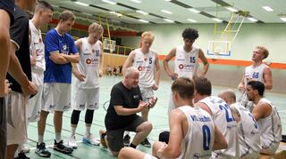 Abteilungsleiter und Chefcoach Cristian Roth (Mitte) geht mit den VfL-Basketballern zuversichtlich die Saison der 2. Regionalliga; zudem hofft er, dass die Begeisterung nach dem deutschen WM-Triumph seinem Sport zugutekommt.