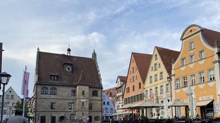 Prächtige Bürgerhäuser und das gotische alte Rathaus mit dem Scheppermannsbrunnen prägen den Marktplatz von Weißenburg in Bayern. Die Lage der historischen Reichsstadt schätzen schon die Römer, die von hier aus den Limes verteidigten.