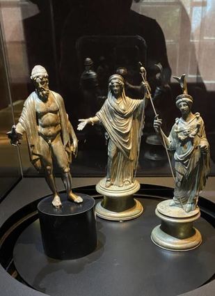 17 Bronzestatuetten bilden den Kern des römischen Schatzes.